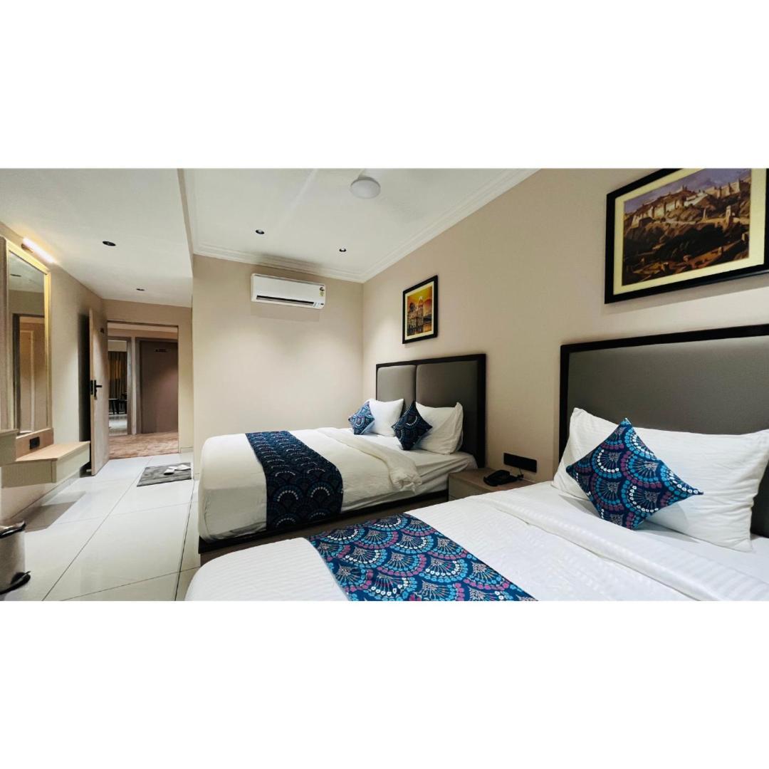 Hotel Royal Town Ahmedabad Eksteriør billede