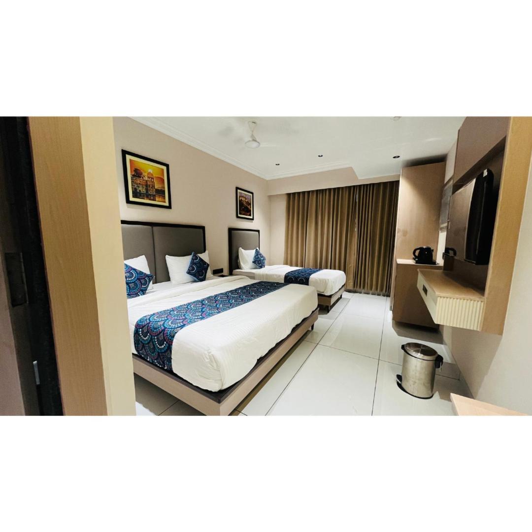 Hotel Royal Town Ahmedabad Eksteriør billede