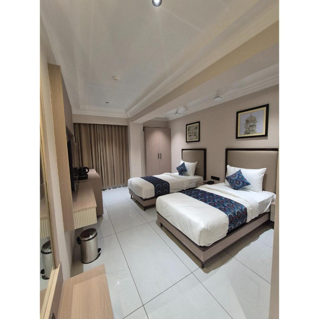 Hotel Royal Town Ahmedabad Eksteriør billede