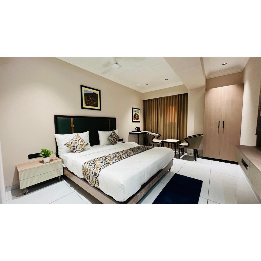 Hotel Royal Town Ahmedabad Eksteriør billede