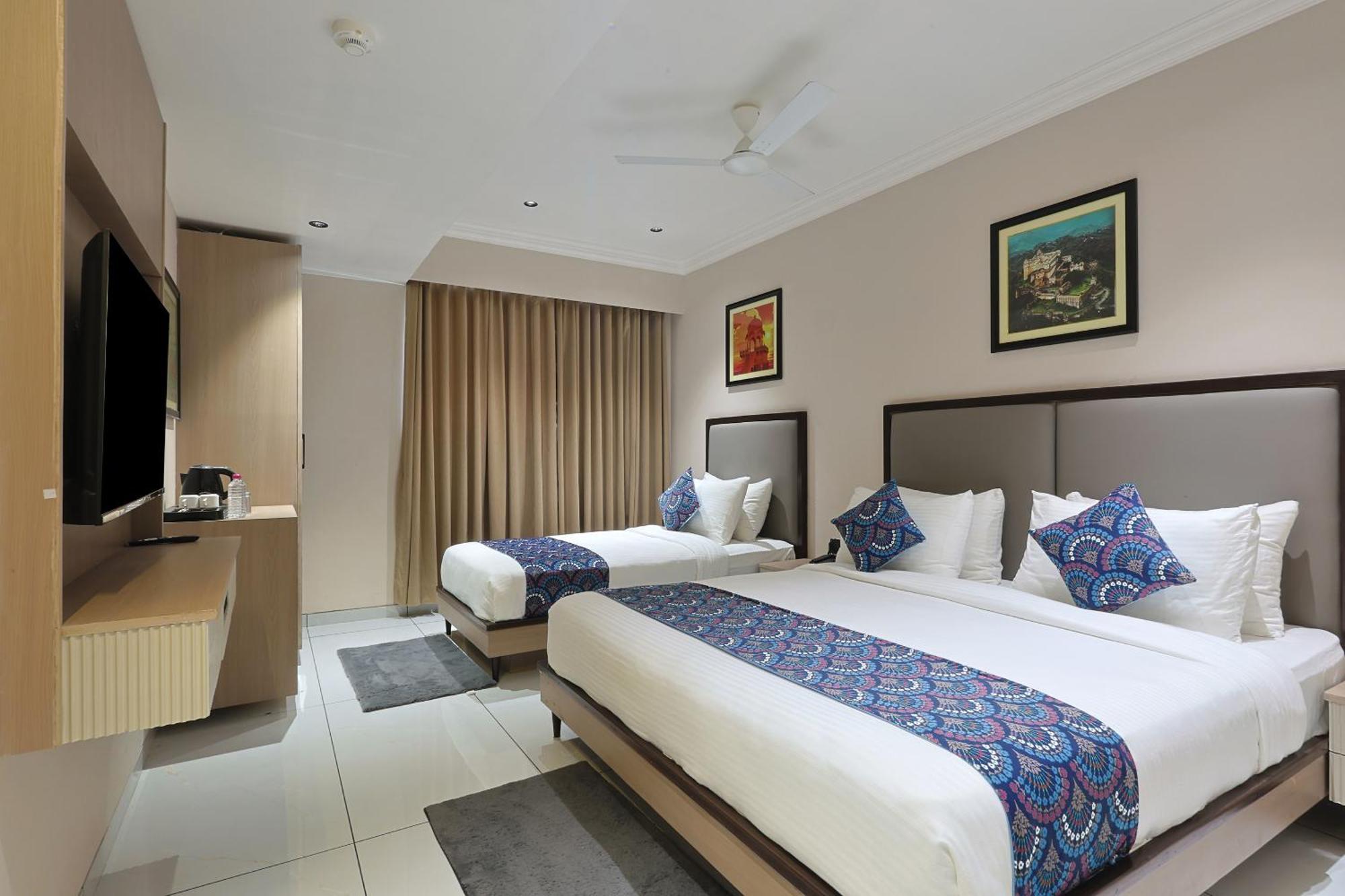 Hotel Royal Town Ahmedabad Eksteriør billede