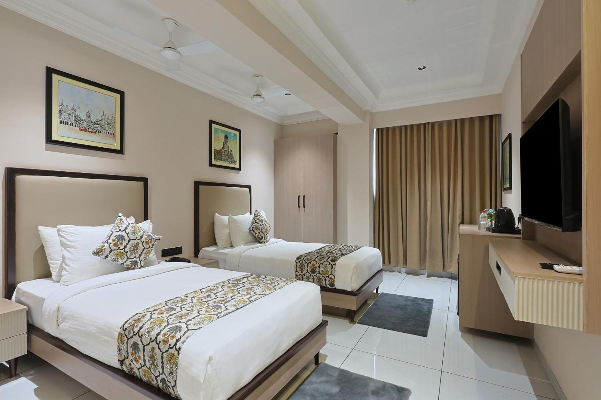 Hotel Royal Town Ahmedabad Eksteriør billede