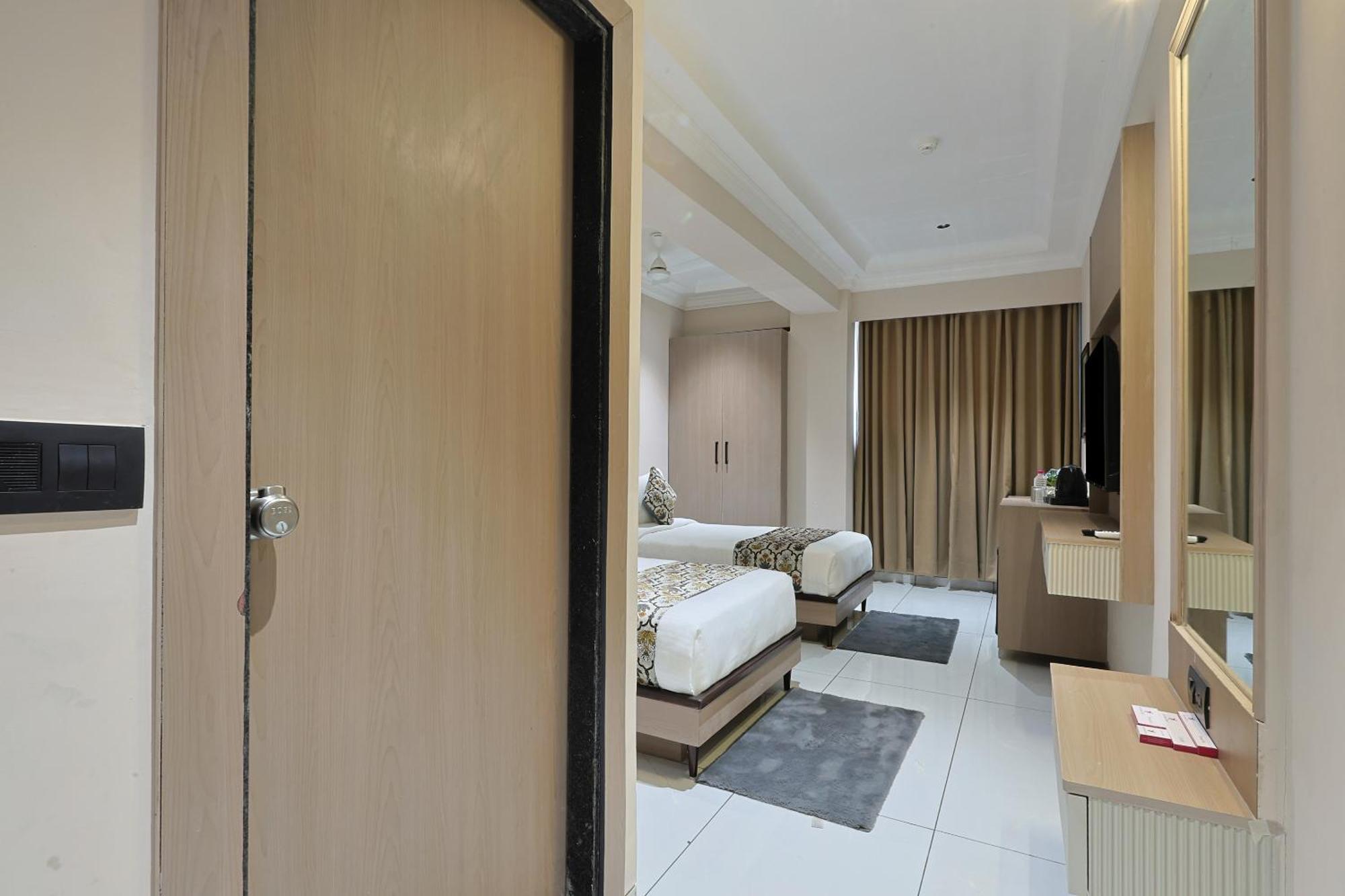 Hotel Royal Town Ahmedabad Eksteriør billede
