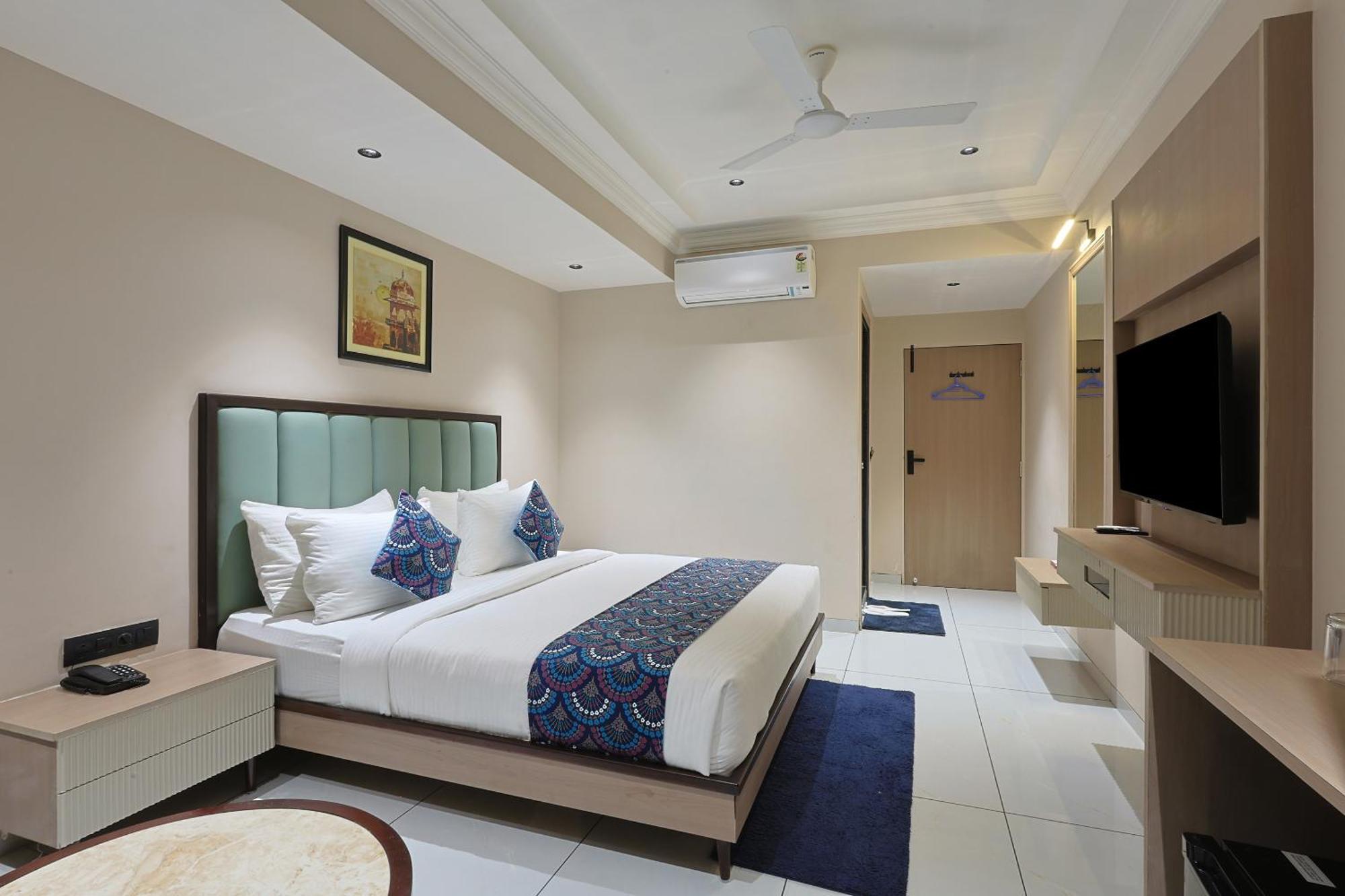 Hotel Royal Town Ahmedabad Eksteriør billede