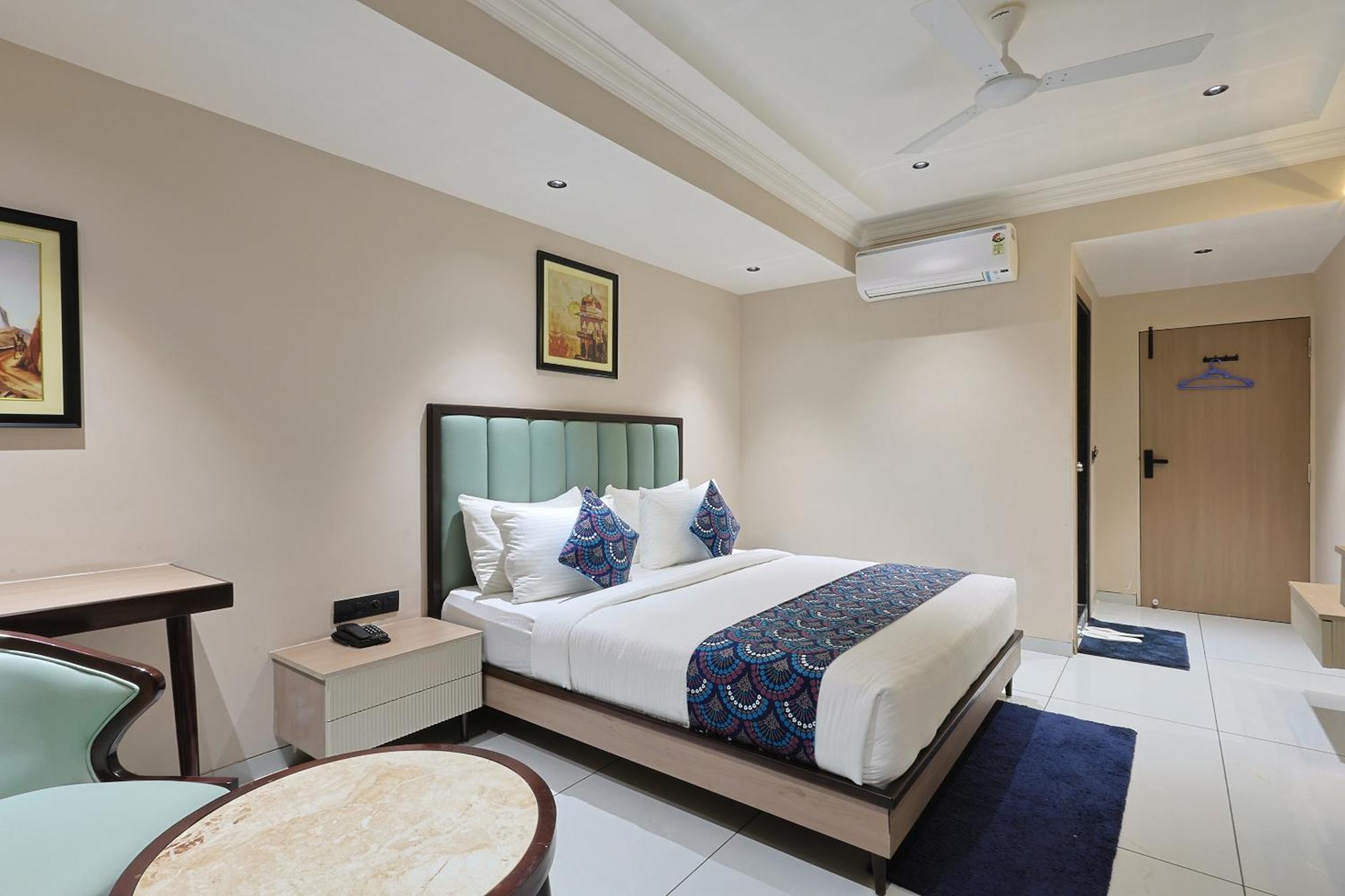 Hotel Royal Town Ahmedabad Eksteriør billede