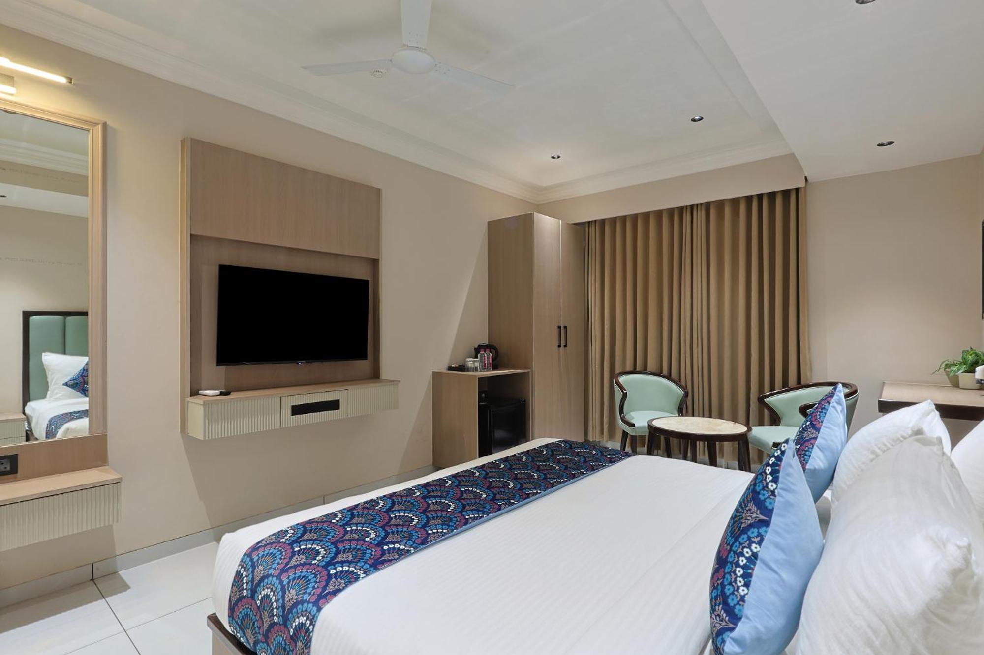 Hotel Royal Town Ahmedabad Eksteriør billede