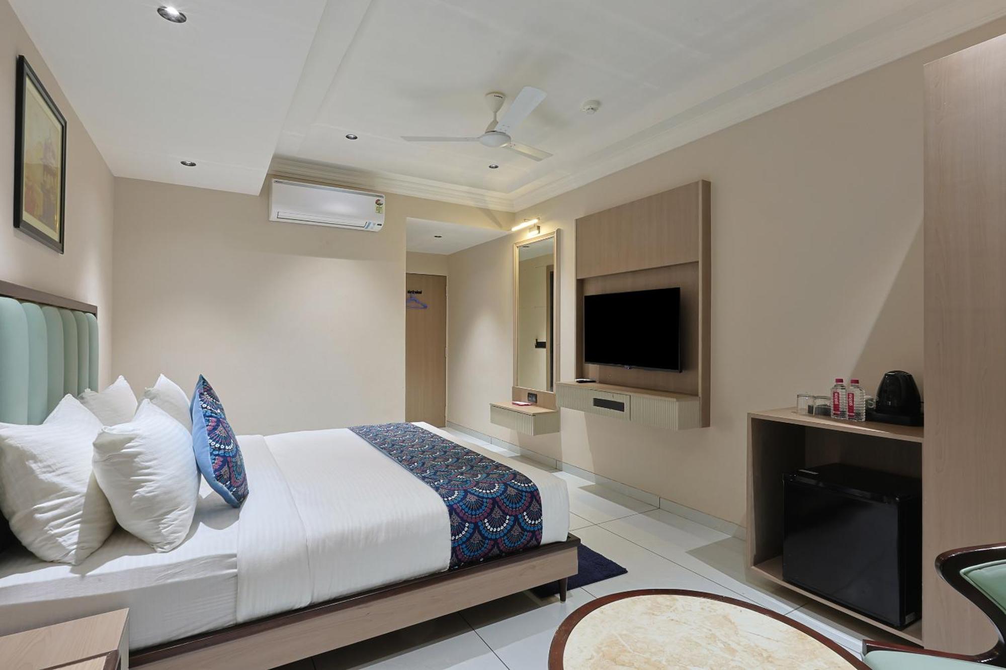 Hotel Royal Town Ahmedabad Eksteriør billede